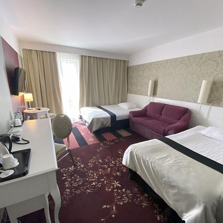 Hotel Lamberton Oltarzew ภายนอก รูปภาพ