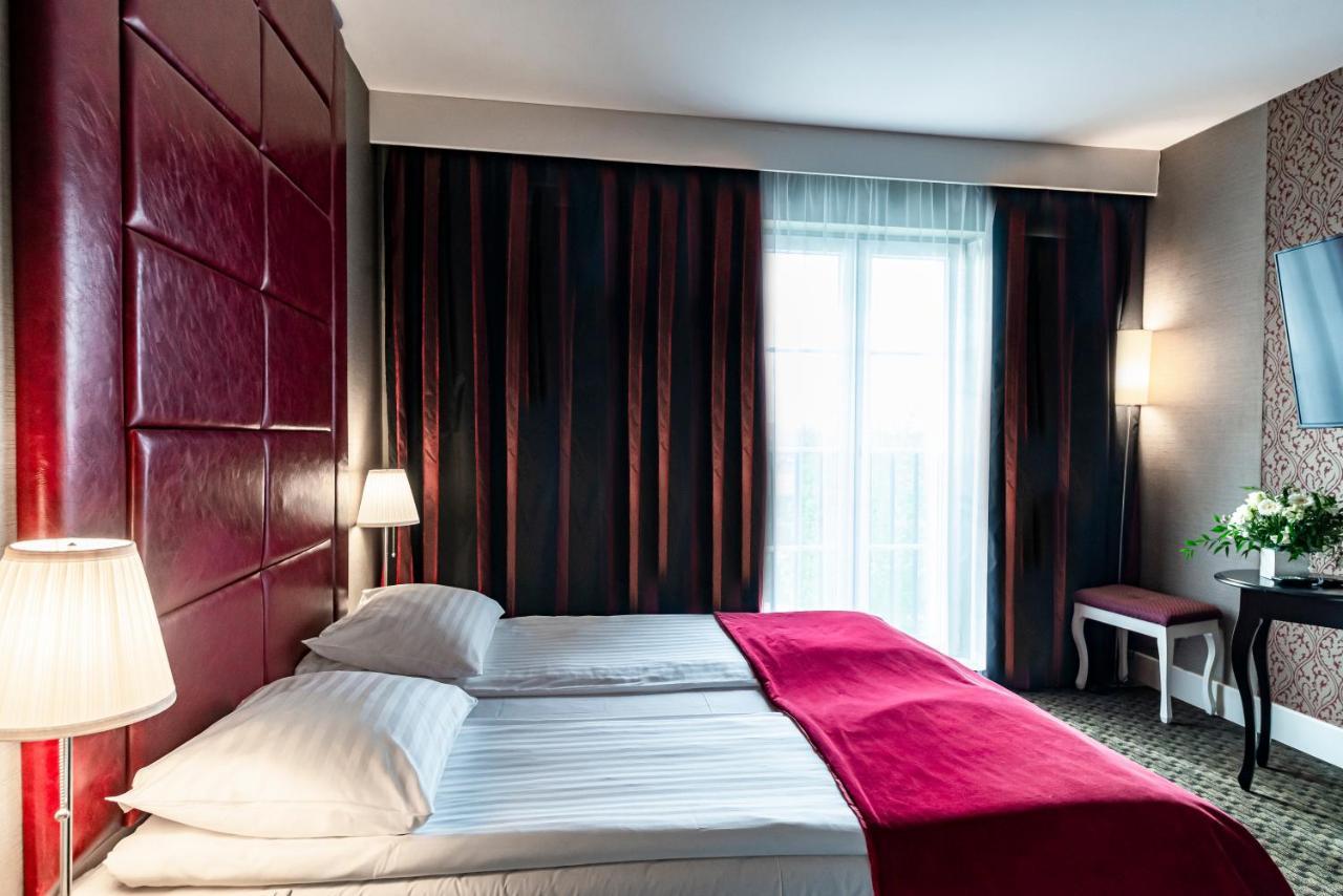 Hotel Lamberton Oltarzew ภายนอก รูปภาพ