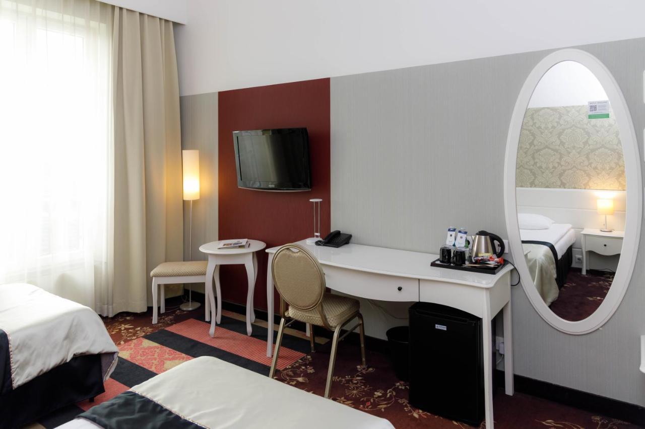 Hotel Lamberton Oltarzew ภายนอก รูปภาพ