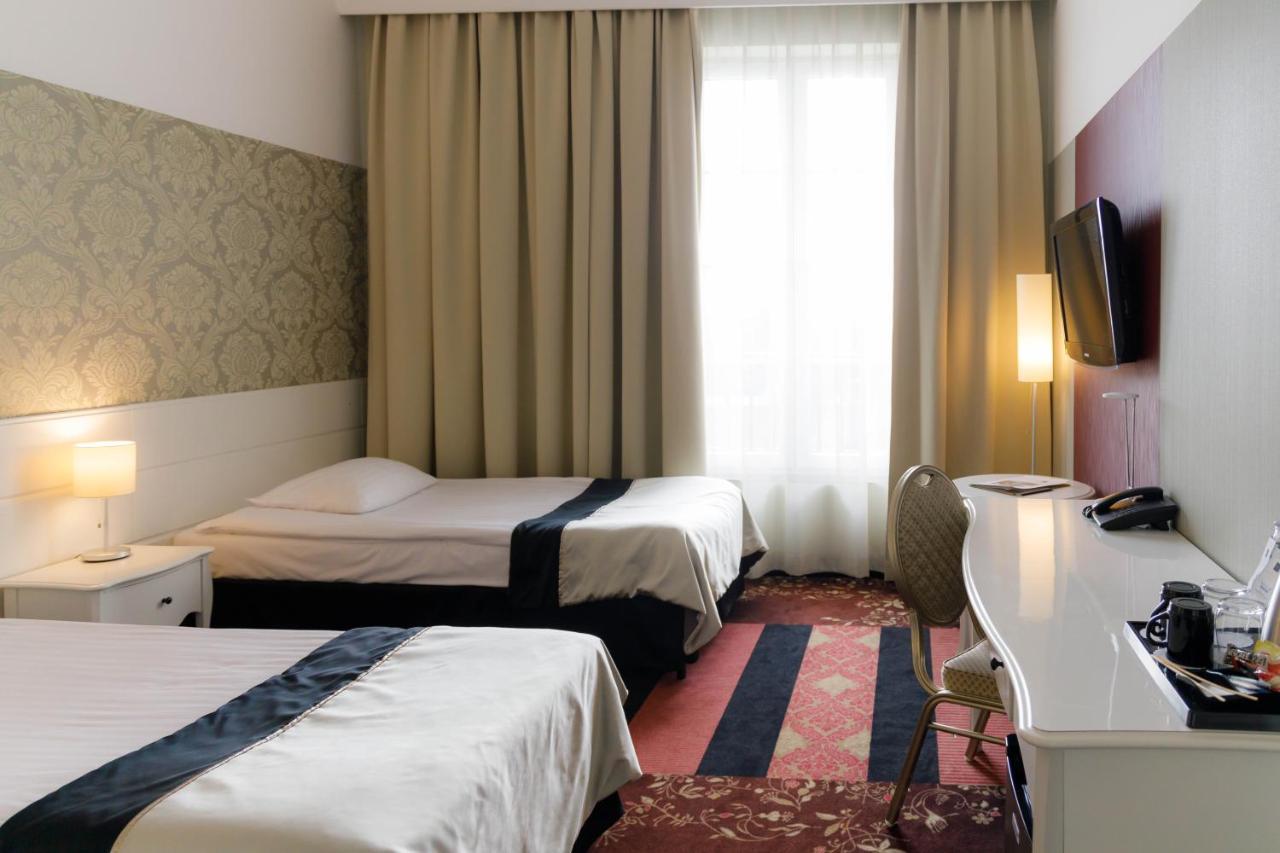 Hotel Lamberton Oltarzew ภายนอก รูปภาพ