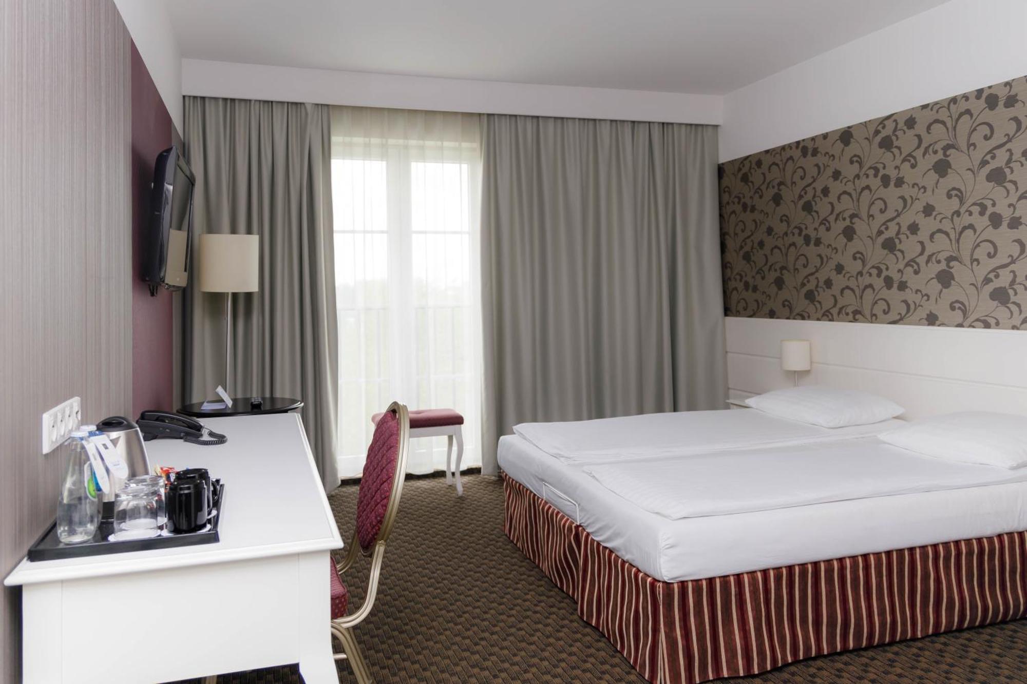 Hotel Lamberton Oltarzew ภายนอก รูปภาพ
