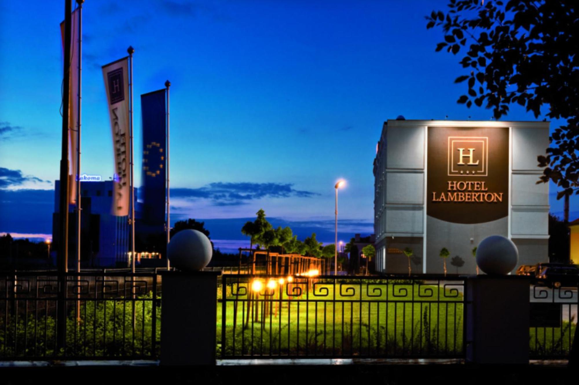 Hotel Lamberton Oltarzew ภายนอก รูปภาพ