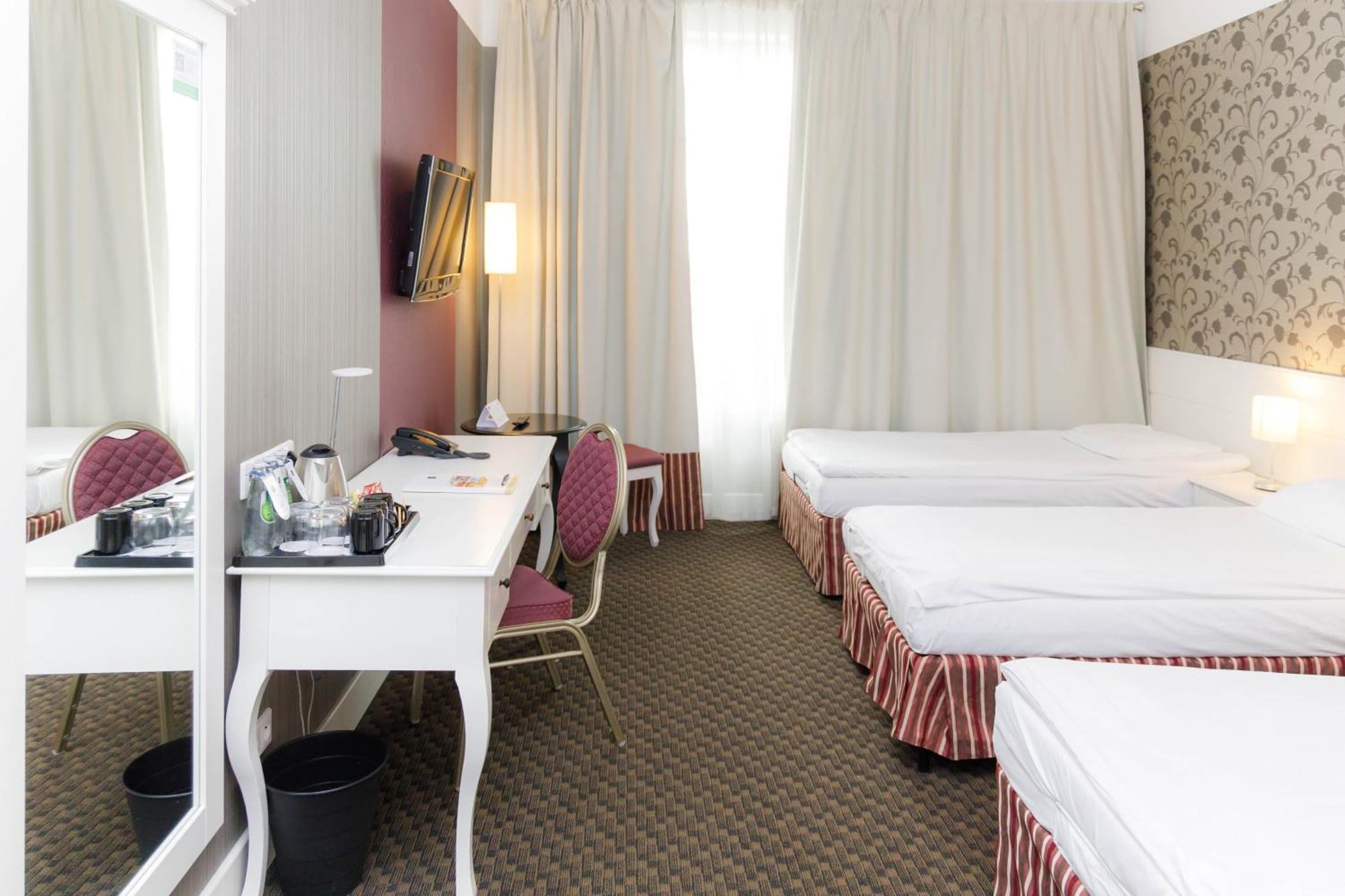Hotel Lamberton Oltarzew ภายนอก รูปภาพ