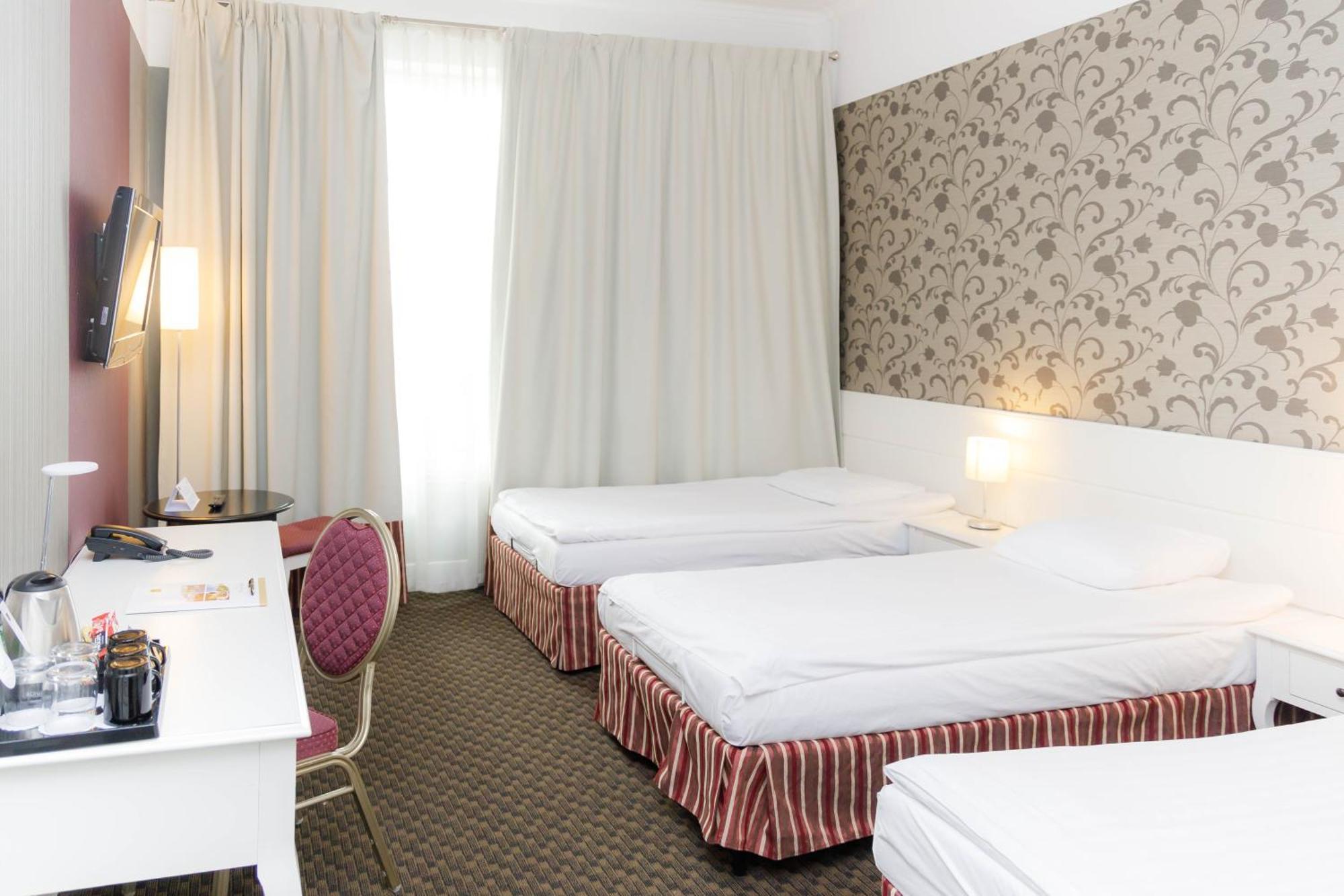 Hotel Lamberton Oltarzew ภายนอก รูปภาพ