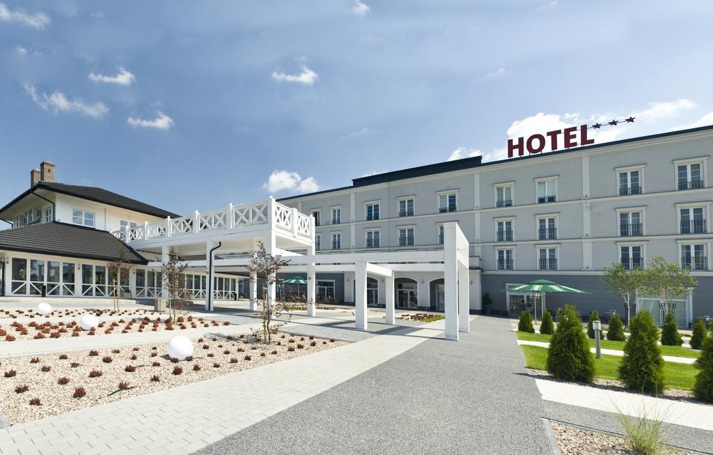 Hotel Lamberton Oltarzew ภายนอก รูปภาพ
