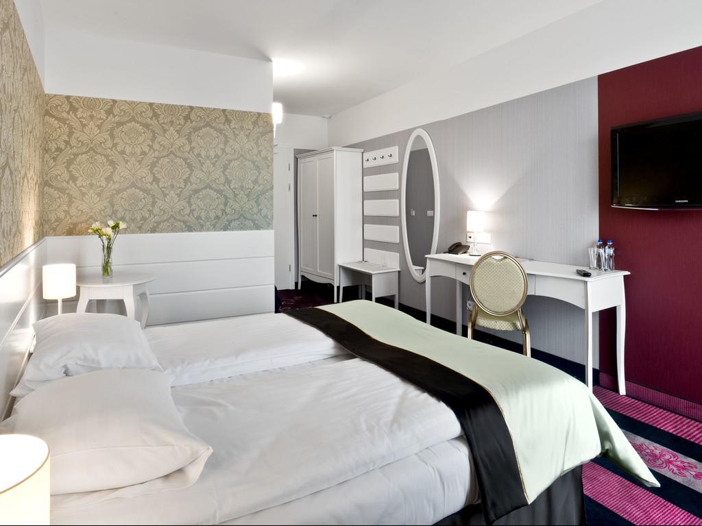 Hotel Lamberton Oltarzew ภายนอก รูปภาพ
