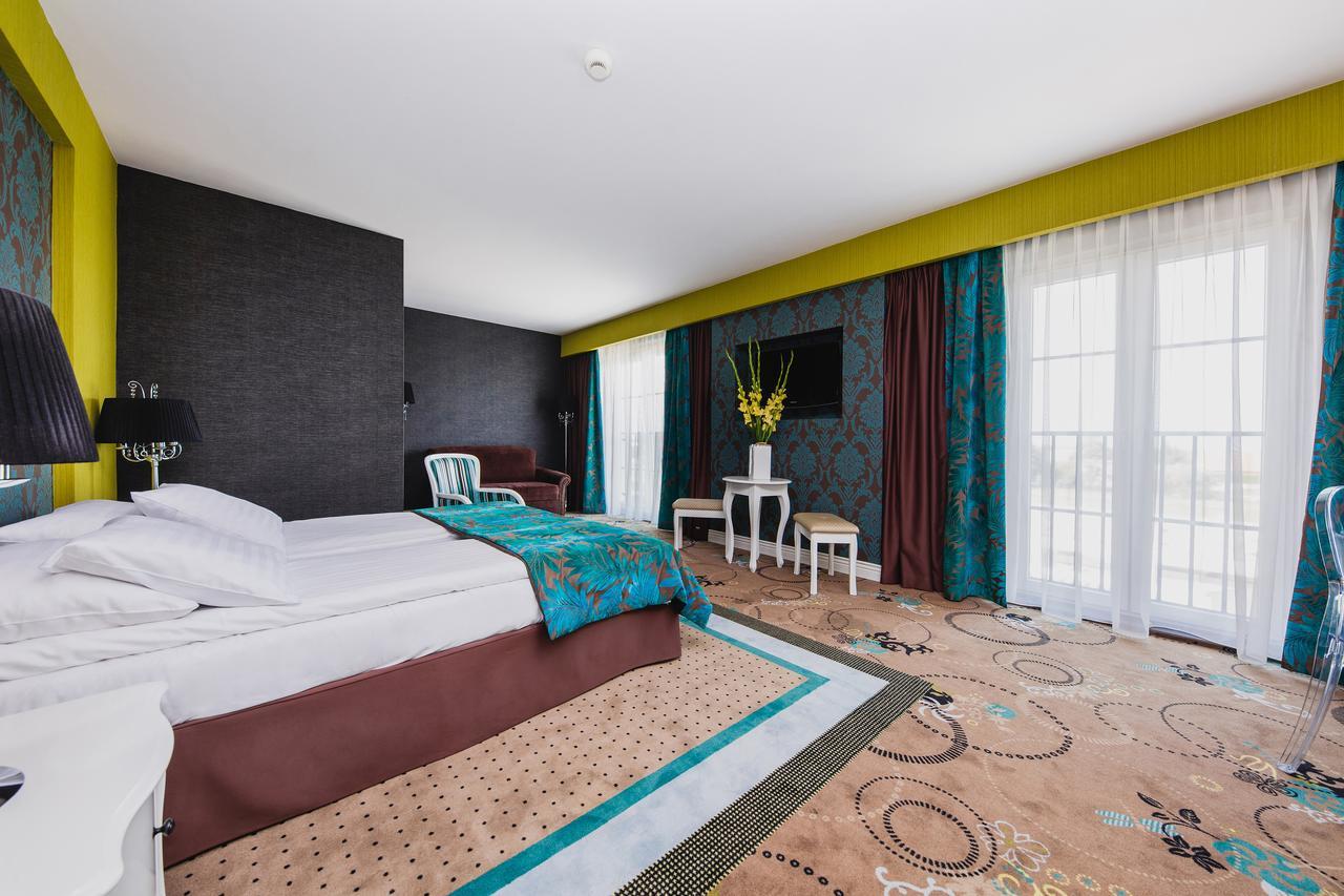 Hotel Lamberton Oltarzew ภายนอก รูปภาพ