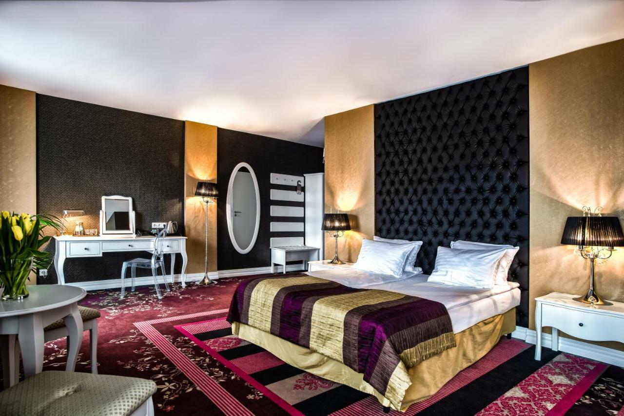 Hotel Lamberton Oltarzew ภายนอก รูปภาพ