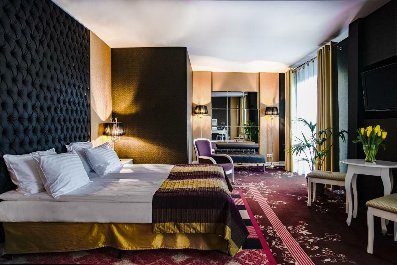 Hotel Lamberton Oltarzew ภายนอก รูปภาพ