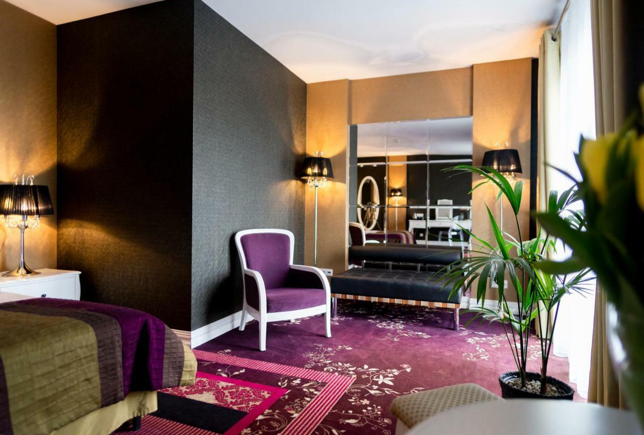 Hotel Lamberton Oltarzew ภายนอก รูปภาพ